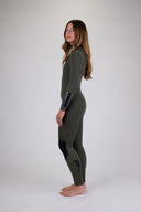 Woman wearing the Janga Ivy 4/3 mm wetsuit, side view